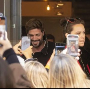 William Levy Instagram - No hay mejor premio en el mundo que recibir el cariño del público. Gracias #españa🇪🇸 por tanto cariño. Nos vemos de vuelta en unas semana 😉🙏🏼 
Los créditos de las fotos porfa si saben dejen saber saca. Yo las agarre de las mis fans Con respeto 🙏🏼. 
Love you all
