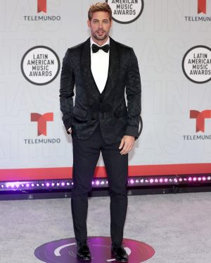 William Levy Instagram - Anoche en @latinamas  Gracias  @dolcegabbana @claudiafashions @bbellabymillie @leurbanop @jenngomezvita love you all