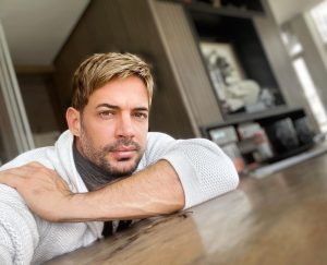 William Levy Instagram - Hoy me encuentro celebrando la Navidad lejos de casa y extrañando a los míos, pero puedo decir que me siento un hombre muy afortunado de poder estar rodeado de personas que me han brindado mucho cariño. Me siento afortunado de tener la familia que tengo, los amigos que tengo, de poder festejar un día tan especial en un año como este, de poder encontrarme bien de salud y a la misma vez poder hacer lo que amo. Gracias a todos ustedes que desde tantas partes del mundo me brindan tanto cariño. Gracias a  Dios siempre por todo 🙏🏻🙏🏻🙏🏻🙏🏻. Les deseo lo mejor del mundo. Disfruten de su familia y de esa gente que tanto los quiere. Que DIOS los llene de SALUD, AMOR y FELICIDAD 🙏🏻 #feliznavidad