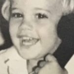 William Levy Instagram - Aunque tuve una infancia hermosa en Cuba, debo decir que no fue la más fácil. Con solo un cuarto de pollo por persona al mes, un pan por persona al día y raciones de comida limitadas, siempre tenía hambre. No teníamos lujos como pasta de dientes, así que usamos carbón y bicarbonato de sodio. Poníamos calcetines juntos para hacer una pelota de béisbol y jugamos sin zapatos. Con creatividad e ingenio siempre encontramos una manera de perseverar. Pero la parte más difícil de crecer en Cuba, la parte que atacó nuestras almas, fue no tener libertad. Nuestra capacidad de soñar y nuestros destinos eran limitados. Sabíamos que no importaba cuánto trabajáramos o estudiáramos o cuán grandes fueran nuestros sueños, siempre tendríamos los mismos resultados. Todos estábamos destinados a vivir la misma vida pobre y miserable sin futuro. Finalmente, me di cuenta de que mi única esperanza era abandonar el país. Pasé mis días contemplando el océano y soñando con algún día llegar a los Estados Unidos de América, un país donde todo es posible. Ayer se cumplió el 25 aniversario del día en que ese sueño se hizo realidad. No tenía dinero y no hablaba el idioma, pero eso no importó porque finalmente tuve la libertad de vivir la vida que elijo y en los Estados Unidos, el cielo es el límite. Esto también marca el día en que se abrió la puerta al resto del mundo. Desde entonces , ha sido un hermoso viaje. Gracias Dios, gracias Estados Unidos, gracias México, gracias América Latina y gracias a todos mis fanáticos de todo el mundo por darme tanto amor y hacer realidad los sueños de ese pequeño niño cubano. Song : Los Balseros de Hansel y Raul