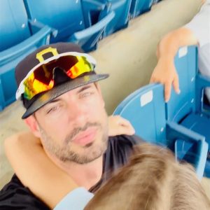 William Levy Instagram - Mi niña hermosa @kaileylevy19 dentro de poco se me hace mujer, pero siempre va a ser mi chiquita hermosa. Gracias por darme siempre tanto amor mi vida. Papi te amaaa!!!! Yo se que cuando crezcas estos besos y abrazos será alguien más quien los disfru... a ver a ver a ver, UN MOMENTO !!! Estos besos y abrazos siempre van a ser míos !!!!! 😜 Quienes de ustedes se identifican con esto 😂 ?  #fatherdaughter #myprincess #love