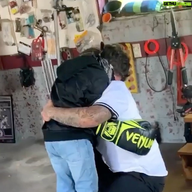 William Levy Instagram - Solo un padre y su hij@ pueden entender este tipo de emociones 😭 vi este video y se los quise compartir ya que se acerca el #diadelospadres #Repost @goodnews_movement ・・・ REUNITED AFTER NEARLY A YEAR 😭 This father surprised his son in the middle of a blindfolded boxing drill after almost a year apart. That reaction when he hears “papi” 😭 ❤️😭 . Este padre sorprende a su hijo después de un año sin verlo con un partido de boxeo. Mire su reacción cuando escucha la palabra papi. 🎥: Tik Tok/ gomez _oterofam