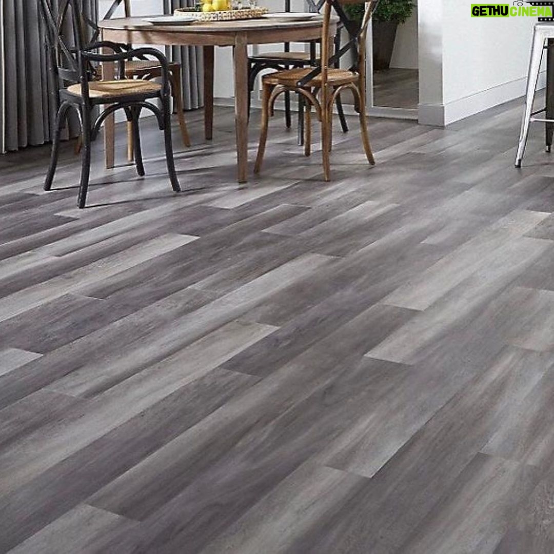 William Levy Instagram - Papiiiiiiii WaaazzUuuppppp!!!! I’m so proud of you !!! Can’t believe you’re about to open 400 stores in the US. The real @antoniosustiel_flooringking 😎👍🏻 #laminateflooring #vinyl #waterproof #bestprice