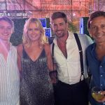 William Levy Instagram - Noche mágica con excelentes compañeros !!! Gracias Marbella 🙏🏼. Gracias @fundacionstarlite por el reconocimiento. Gracias @sandrastarlite @rberdones y @antoniobanderas y como siempre gracias a mi gente linda por tanto cariño. Los amo. No olviden que lo mejor que podemos hacer es ayudar a alguien mas sin esperar nada a cambio.