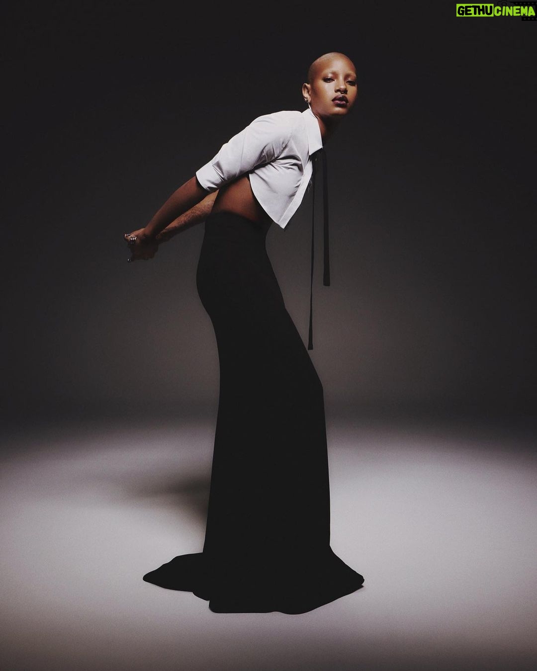 Willow Smith Instagram - < @vanityfair > Story by @christress Photographed by @adrienneraquel Styled by @ronnie_hart Hair by @__oskie__ Makeup by @raoulalejandre Nails by @sreyninpeng Production by @petty_cash_production