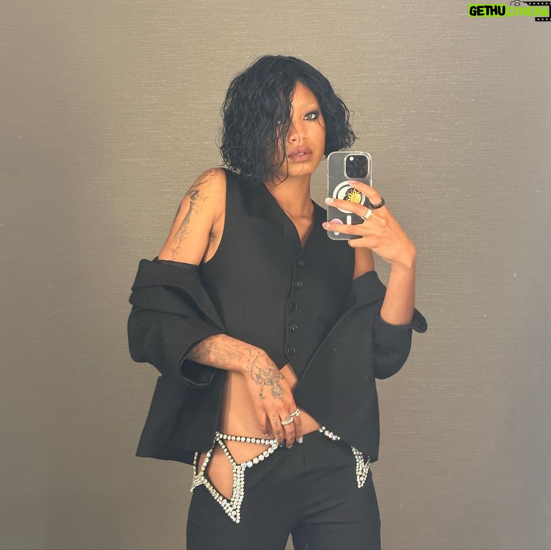 Willow Smith Instagram - If you love me, amazing. If you hate me, fantastic.