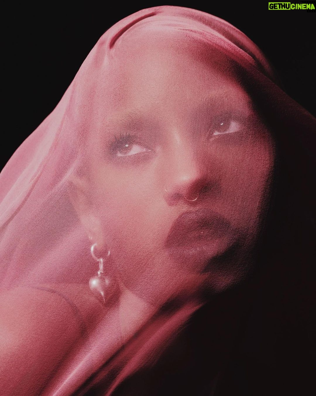 Willow Smith Instagram - < @vanityfair > Story by @christress Photographed by @adrienneraquel Styled by @ronnie_hart Hair by @__oskie__ Makeup by @raoulalejandre Nails by @sreyninpeng Production by @petty_cash_production
