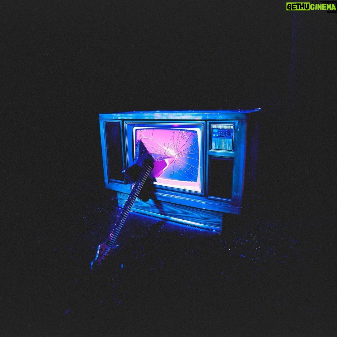 Willow Smith Instagram - Pre-order/pre-save my new album ❤️🩹❤️🩹TOMORROW at 9pm PST. Album coming My new song ✨hover like a GODDESS✨ will be OUT everywhere TOMORROW @ 9pm PST !! KEEP YOUR THIRD EYES PEELED !!