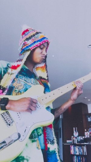 Willow Smith Instagram - I’ll astral project into your dream tonight if you guess what <Alice in Chains> song this is 👀🛸

guitar by: @officialibanezguitars X @yvetteyoung