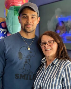 Wilmer Valderrama Instagram - Mamá,  eres mi ídolo.. todo lo que has dado, sacrificado y vivido por el futuro de todos nosotros.. jamás será olvidado. 
Feliz día mi cucutis.. todo lo que soy y voy a ser empezó contigo!  Tu levantaste a tus hijos con amor y arepas! JAJAJA
Gracias por también ser la abuelita de la vida de Nakano ..
Todos sabemos que tus sopas nos crió a todos.. y ahora mi hija también crecerá con nuestra herencia latina!!