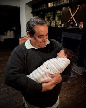 Wilmer Valderrama Instagram - Papi, este fue unos de los momentos más grandes de mi vida.. ver en tus brazos a muestra niña, y poder decirte que me sentí capas, gracias a tu ejemplo.. diste tu amor y el todo por darnos la oportunidad a un mejor futuro. Y ahora te prometo que yo también lo haré por Nakano y por nuestra familia! Feliz día del papi.. gracias por ser mi cucho!
