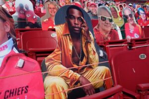 Woody McClain Instagram - My team said I was going to the Superbowl. i had my bags packed and was waiting on my flight info 😒😒 #AintThisSomeShit #GotMeHot #TheyCouldvePhotoshopSomeGearOnMe