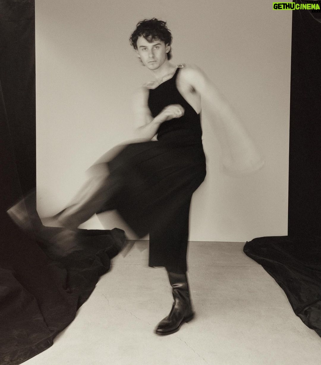 Wyatt Oleff Instagram - «La moda è il modo in cui mi esprimo: come mi sento dentro e come voglio mostrare alla gente il mio stato d’animo», @wyattoleff. — “Fashion is how I express myself: how I feel inside and how I want to show people how I feel,” @wyattoleff. Credits Editor in chief @federicopoletti Photographer @dennisleupold Stylist @orettac Grooming @barbaralamelzamakeup Stylist assistants Allegra Gargiulo #manintown #nextgen #wyattoleff #guardiansofthegalaxy #cityonfire