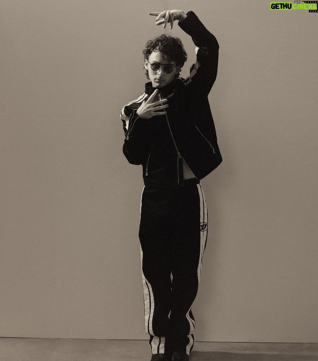Wyatt Oleff Instagram - «La moda è il modo in cui mi esprimo: come mi sento dentro e come voglio mostrare alla gente il mio stato d’animo», @wyattoleff. — “Fashion is how I express myself: how I feel inside and how I want to show people how I feel,” @wyattoleff. Credits Editor in chief @federicopoletti Photographer @dennisleupold Stylist @orettac Grooming @barbaralamelzamakeup Stylist assistants Allegra Gargiulo #manintown #nextgen #wyattoleff #guardiansofthegalaxy #cityonfire