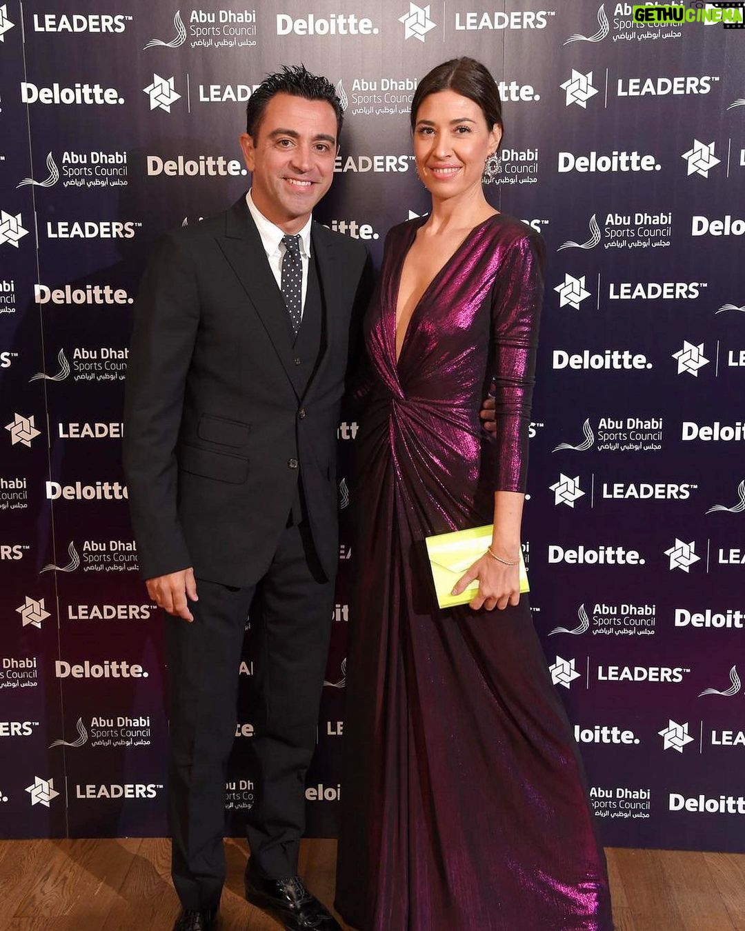 Xavi Hernández Instagram - Ha estat un honor poder assistir als @leadersinsport_ awards per presentar un premi de reconeixement especial a S.E. Hassan Al Thawadi, Secretari General SC, que ha tingut un paper principal en la difusió de la visió de Qatar per a @fifaworldcup. A poc més de cinquanta dies per a @roadto2022, Qatar està llest per rebre els aficionats de tots els racons del món. #Qatar2022 #LSA2022 #LeadersWeek ___ Ha sido un honor poder asistir a los @leadersinsport_ awards para presentar un premio de reconocimiento especial a S.E. Hassan Al Thawadi, Secretario General SC, quien ha desempeñado un papel principal en la difusión de la visión de Qatar para la @fifaworldcup. A poco más de cincuenta días para el @Roadto2022es, Qatar está listo para recibir a los aficionados de todos los rincones del mundo #Qatar2022 #LSA2022 #LeadersWeek ___ It was an honour to attend the @leadersinsport_ awards yesterday to present a special recognition award to H.E. Hassan Al Thawadi, SC Secretary General, who has played a lead role in delivering Qatar’s vision for the @fifaworldcup. With just a little over fifty days left on the @Roadto2022es, Qatar is ready to welcome fans from every corner of the world #Qatar2022 #LSA2022 #LeadersWeek London