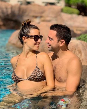 Xavi Hernández Instagram - Gràcies per aquests 10 anys de felicitat màxima i d’amor incondicional. Em sento el més afortunat del món al teu costat. Feliç aniversari carinyo! T’estimo moltíssim!! #semprejunts ❤️💕👨‍👩‍👧‍👦