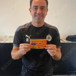 Xavi Hernández Instagram – Hola a tothom, per celebrar els meus records dins la història del FC Barcelona, regalaré un braçalet de capità enmarcat i signat pel Leo Messi i per mi, del meu partner oficial de memorabilia Icons.com.

Per guanyar has de:
1) Comentar en AQUEST POST i
2) Seguir-me a mi i a @icons_memorabilia 

Bona sort! 😉

*El sorteig finalitza la mitjanit del dimarts, 31 de març de 2021. Icons escollirà el guanyador mitjançant sorteig, anunciarà i contactarà el guanyador al seu perfil d’Instagram després d’aquesta data.

**Icons és el promotor i responsable del sorteig. Bases legals al seu blog.
___

Hola a todos, para celebrar mis recuerdos en la historia del FC Barcelona, voy a regalar un brazalete de capitán enmarcado firmado por mí y Leo Messi de mi partner oficial de memorabilia Icons.com.

Para ganar debes:
1) Comentar en ESTE POST y
2) Seguirme a mí y a @icons_memorabilia 

Buena suerte! 😉

*El sorteo finaliza la medianoche del martes, 31 de marzo de 2021. Icons elegirá al ganador mediante sorteo, anunciará y contactará al ganador en su perfil de instagram tras esa fecha.

**Icons es el promotor y responsable del sorteo. Bases legales en su blog.
___

Hi everyone, to celebrate my part in FC Barcelona history, I’m giving away a framed Captain’s Armband signed by myself and Leo Messi from my official signed memorabilia partner and official FC Barcelona licensee Icons.com.

For your chance to win:
1) Comment on THIS POST and
2) Follow BOTH, me and @icons_memorabilia

Good luck! 😉

*The giveaway ends at midnight on Tuesday March 31st 2021. Icons will pick the winner, contact them directly and arrange delivery on the prize after this date.

**Icons are the Promoter and responsable of the giveaway, all legal terms & conditions are hosted on Icons blog.