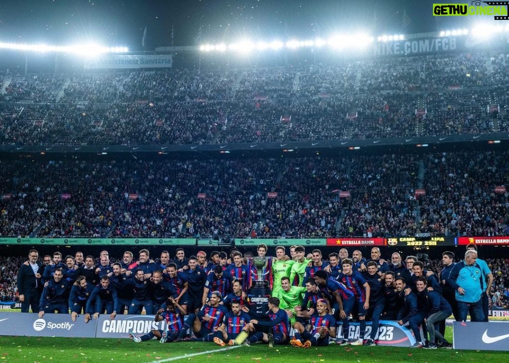 Xavi Hernández Instagram - Campions de Lliga. Orgullós d’aquest equip. 💪⚽️❤️🎉 Spotify Camp Nou