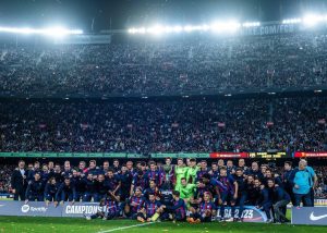 Xavi Hernández Instagram - Campions de Lliga. Orgullós d’aquest equip. 💪⚽️❤️🎉