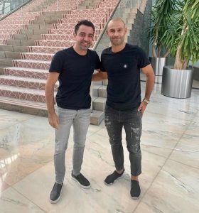 Xavi Hernández Instagram - Ejemplar en todos los sentidos de la palabra. Muy feliz de verte, amigo! @mascherano14 ♥️⚽️🔝😘 #jefecito Doha