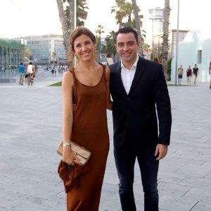 Xavi Hernández Instagram - Moltes Felicitats a la persona que em fa feliç cada dia, la que cuida de tot i de tothom, la que sempre està quan algú ho necessita, la que es deixa la vida pels seus fills… la meva vida!! T’estimo carinyo! 
Feliços 40 i per molts anys!! #semprejunts