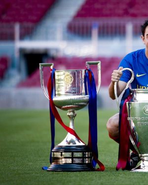Xavi Hernández Instagram - Estimats Culers, TORNO A CASA.

Torno al lloc que m'ha vist créixer, torno al Club de la meva VIDA.
No puc descriure amb paraules l'emoció que sento per tornar a defensar aquest escut que porto al meu cor, per tornar a sentir com vibra el Camp Nou des de dins, i tornar a escoltar els crits d'ànim d'aquesta gran afició.
Sé que arribo en un moment difícil, però afronto aquest repte amb la més gran de les il·lusions. Treballaré i lluitaré com un més per junts arribar al lloc que mereixem.
Gràcies @fcbarcelona per tornar a confiar en mi i a tots els aficionats que van creure que havia d'assumir aquest paper tan important.

LA HISTÒRIA CONTINUA…
___

Queridos Culers, VUELVO A CASA.

Vuelvo al sitio que me ha visto crecer, vuelvo al Club de mi VIDA.
No puedo describir con palabras la emoción que siento por volver a defender este escudo que llevo grabado en el corazón, volver a sentir cómo vibra el Camp Nou desde dentro, y volver a escuchar los gritos de ánimo de esta gran afición.
Sé que llego en un momento difícil, pero afronto este reto con la mayor de las ilusiones. Voy a trabajar y a luchar como uno más para juntos alcanzar el lugar que merecemos.
Gracias @fcbarcelona por volver a confiar en mí y a todos los aficionados que creyeron que debía asumir este papel tan importante. 

LA HISTORIA CONTINÚA…
___

Dear Culers, I’M COMING BACK HOME.

I’m returning to the place that saw me grow up, I’m returning to the Club of my LIFE.
I have no words to describe the emotion I feel to defend again this shield that is stamped in my heart, to feel again the Camp Nou vibrating, and to hear again the cheers of encouragement from these great fans.
I know that I am arriving at a difficult moment, but I’m facing this challenge with the greatest of enthusiasm. I will work and fight with you all to reach together the place we deserve.
Thank you #fcbarcelona for trusting me, as well as to all the fans who believed that I should take on this important role.

THE STORY CONTINUES ...

#VISCAELBARÇA