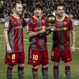 Xavi Hernández Instagram - Avui fa 10 anys d’un dels reconeixements més especials de la meva carrera com a futbolista. La nominació a la pilota d’or, juntament amb @leomessi i @andresiniesta8 . Un reconeixement no només a nosaltres tres, sino a tota l’escola de futbol i de valors del @fcbarcelona . Visca el Barça!! ⚽️🔝❤️#pilotador #lamasia #mesqueunclub

Hoy hace 10 años de uno de los reconocimientos más especiales de mi carrera como futbolista. La nominación al balón de oro, junto con @leomessi y @andresiniesta8 . Un reconocimiento no solo a nosotros tres, sino a toda la escuela de fútbol y valores del @fcbarcelona . Visca el Barça! #balondeoro #lamasia #mesqueunclub 

Ten years ago today I received one of the most special recognitions during my career as a football player. The Ballon D’or finalist nomination along @leomessi and @andresiniesta8. It was not only the three of us, it was a recognition of the whole @fcbarcelona style and values. Visca el Barça! #ballondor #lamasia #mesqueunclub