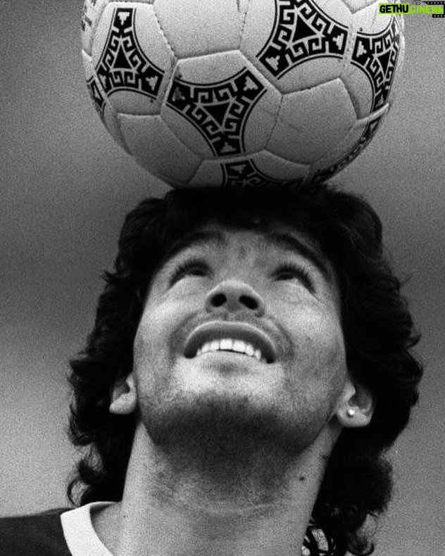 Xavi Hernández Instagram - Gracias, Diego! Leyenda eterna y pura inspiración para el fútbol. Descansa en paz. 😢❤️⚽️🔝
