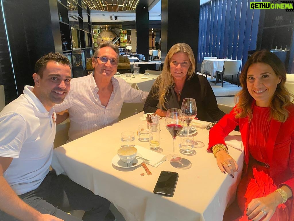 Xavi Hernández Instagram - Un auténtico placer y privilegio estar con vosotros! Muchas gracias, amigos! #valerorivera @anniikajacobsson @nuriacunillera81 #doha #qatar Doha