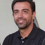 Xavi Hernández Instagram – Avui no podré acompanyar el meu equip en la tornada a la competició oficial. David Prats, entrenador del filial de l’@alsaddsc, ocuparà el meu lloc com a cap de l’equip tècnic.

Fa uns dies, seguint el protocol de @qsl, vaig donar positiu en l’últim test COVID19. Afortunadament em trobo perfectament, però seguint el protocol, continuaré aïllat fins que ho hagi superat. Quan els serveis mèdics m’ho permetin, m’incorporaré a la meva rutina i feina diàries amb més ganes que mai. Agraeixo a totes les autoritats, especialment  als responsables de @qsl, @qfa i d’ @alsaddsc per posar a la nostra disposició tots els mitjans per a una detecció precoç que eviti més contagis i garanteixi el desenvolupament normal de la competició.

Una  abraçada i ens veiem aviat als camps de futbol! ⚽
_____
Hoy no podré acompañar al equipo en la vuelta a la competición oficial. En mi lugar y a la cabeza del staff técnico estará David Prats – entrenador del equipo filial de @alsaddsc –

Hace unos días y siguiendo el protocolo de @qsl di positivo en el último test COVID19 que me realizaron. Afortunadamente me encuentro en perfecto estado pero, siguiendo el protocolo, aislado hasta que lo haya superado. Cuando las autoridades sanitarias me lo permitan, me incorporaré a mi rutina y trabajo diarios con más ganas que nunca. Agradezco a todas las autoridades y en especial a los responsables de @qsl, @qfa y de @alsaddsc el poner a nuestra disposición todos los medios para una detección precoz que evite mayores contagios y garantice un desarrollo normal de la competición.

Un abrazo y nos vemos pronto en los campos de fútbol! ⚽️