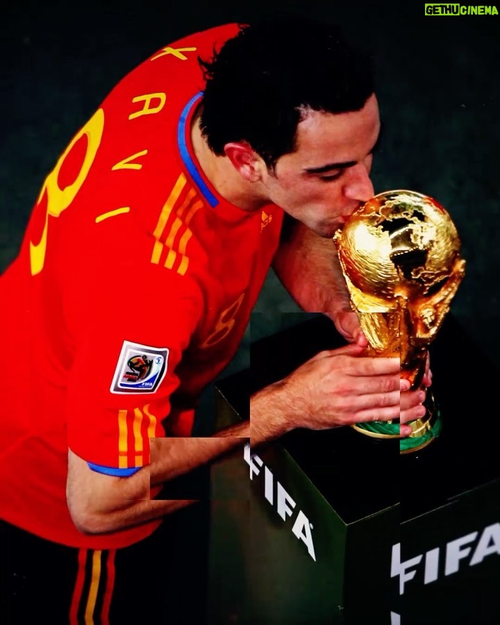 Xavi Hernández Instagram - Fa una dècada, vam aconseguir un gran somni. Fa una dècada, vam ser Campions del Món. 🌟🏆🌎 ___ Hace una década, conseguimos un gran sueño. Hace una década, fuimos Campeones del Mundo. 🌟🏆🌎 ___ A decade ago, we achieved a great dream. We became World Champions.🌟🏆🌎 #Sudafrica2010 #WorldCup #10añosDeNuestraEstrella @sefutbol @fifaworldcup