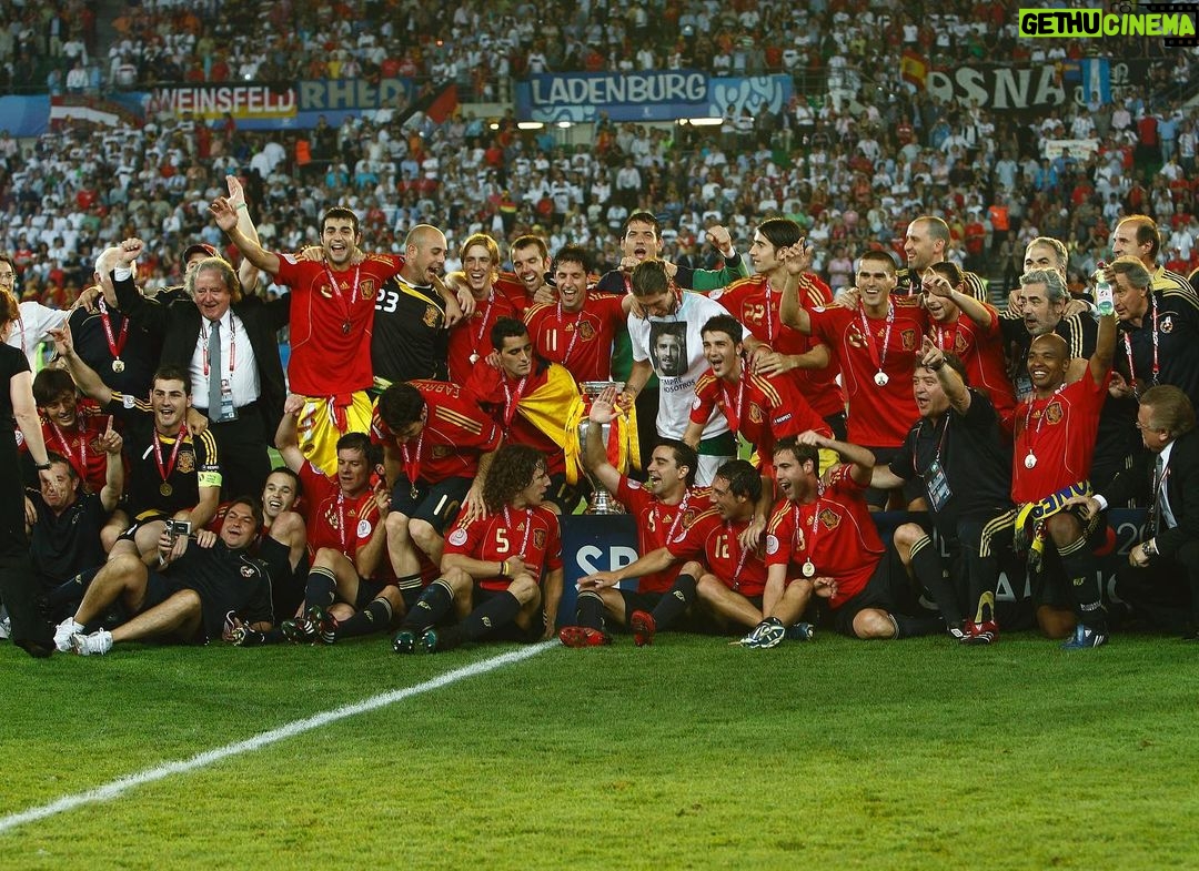 Xavi Hernández Instagram - ⚽️🏆🔙 Un record inoblidable... Viena, 29 de juny de 2008. ____. ⚽️🏆🔙 Un recuerdo inolvidable… Viena, 29 de junio de 2008. ____. ⚽️🏆 🔙 An unforgettable memory… Vienna, 29th June 2008. #Euro2008 Ernst-Happel-Stadion