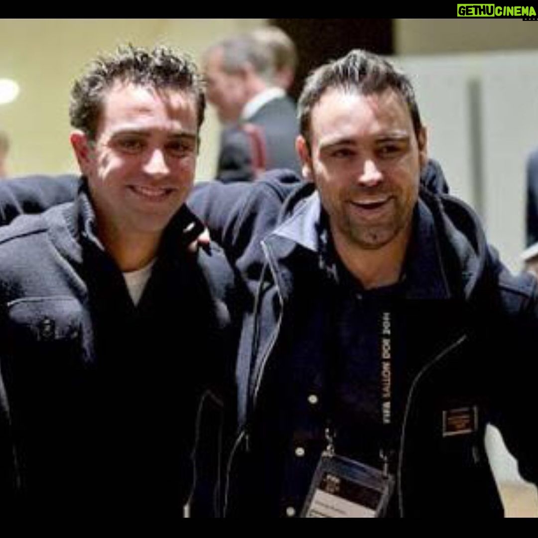 Xavi Hernández Instagram - Moltíssimes felicitats a la persona amb l’essència més maca que he conegut mai. A la bondat feta persona. A qui sempre ve de gust tenir aprop. El meu germà gran, un dels meus referents des de que tinc consciència. Un exemple en qualsevol sentit de la paraula. T’estimo moltíssim, Àlex! Per molts anys! 😘❤️💃🏻🍾