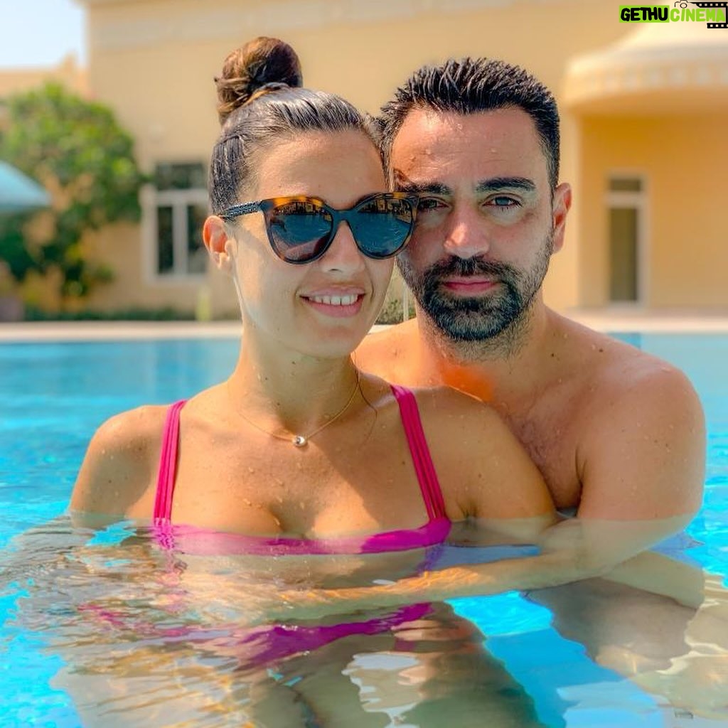 Xavi Hernández Instagram - Moltíssimes Felicitats carinyo. Gràcies per tot el que em fas sentir i tot el que ens cuides a tots👨‍👩‍👧‍👦, la millor mare que poden tenir l’Àsia i el Dan. T’estimo moltíssim! Sempre junts i per molts anys!!❤️🥰💃🏻🍾😘😘 #igualment