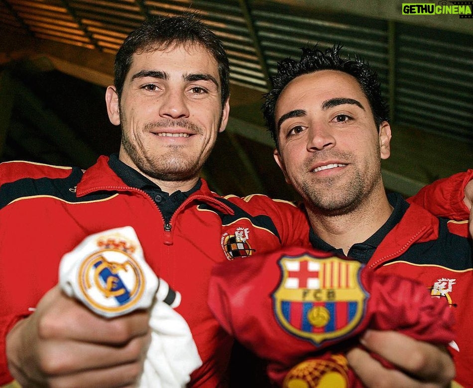 Xavi Hernández Instagram - Iker, gracias por estos 23 años en los que hemos sido compañeros, rivales y, sobre todo, amigos. Durante estos años he sido testigo de como crecías como profesional y como persona. Hemos vivido juntos victorias y derrotas. Nos hemos enfrentado y nos hemos reconciliado. Aunque muchos crean que el fútbol es lo más importante en nuestras vidas, nosotros sabemos que no es así. Sabemos que lo importante son las personas, el respeto y la dignidad. Y por eso hemos podido solucionar juntos cualquier conflicto y forjar una amistad inquebrantable. Enhorabuena por tu brillante carrera, amigo. Te deseo lo mejor en esta nueva etapa de tu vida. #Grac1as @ikercasillas