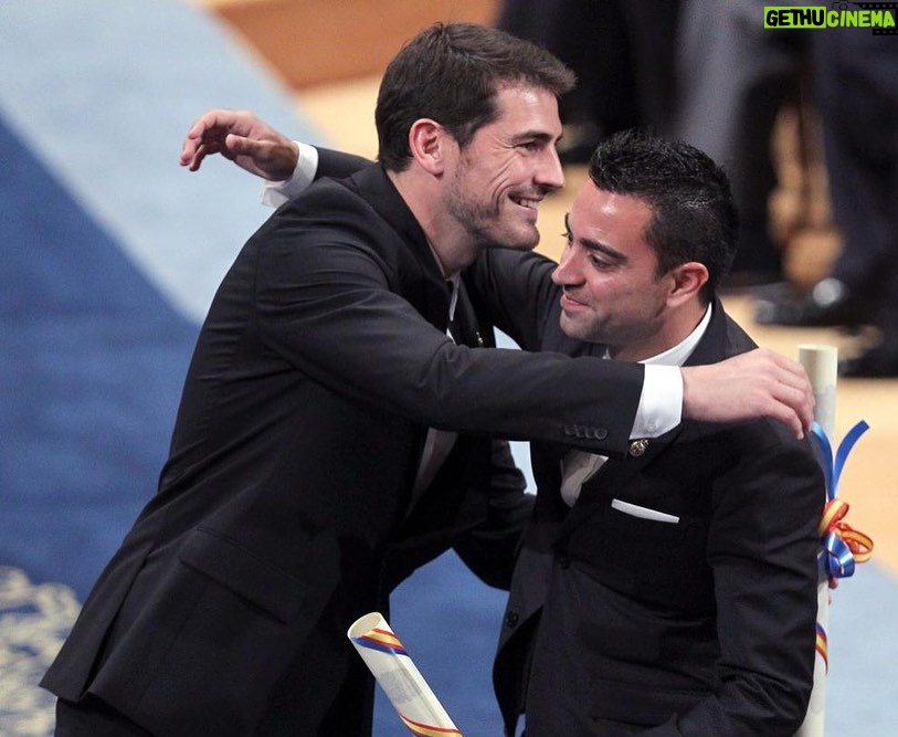 Xavi Hernández Instagram - Iker, gracias por estos 23 años en los que hemos sido compañeros, rivales y, sobre todo, amigos. Durante estos años he sido testigo de como crecías como profesional y como persona. Hemos vivido juntos victorias y derrotas. Nos hemos enfrentado y nos hemos reconciliado. Aunque muchos crean que el fútbol es lo más importante en nuestras vidas, nosotros sabemos que no es así. Sabemos que lo importante son las personas, el respeto y la dignidad. Y por eso hemos podido solucionar juntos cualquier conflicto y forjar una amistad inquebrantable. Enhorabuena por tu brillante carrera, amigo. Te deseo lo mejor en esta nueva etapa de tu vida. #Grac1as @ikercasillas