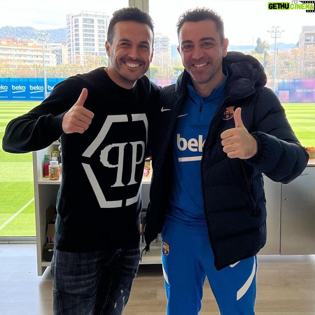 Xavi Hernández Instagram - Un fenómeno en todos los sentidos de la palabra. Feliz de verte de nuevo, amigo! @_pedro17_ #pedrito Ciutat Esportiva Joan Gamper