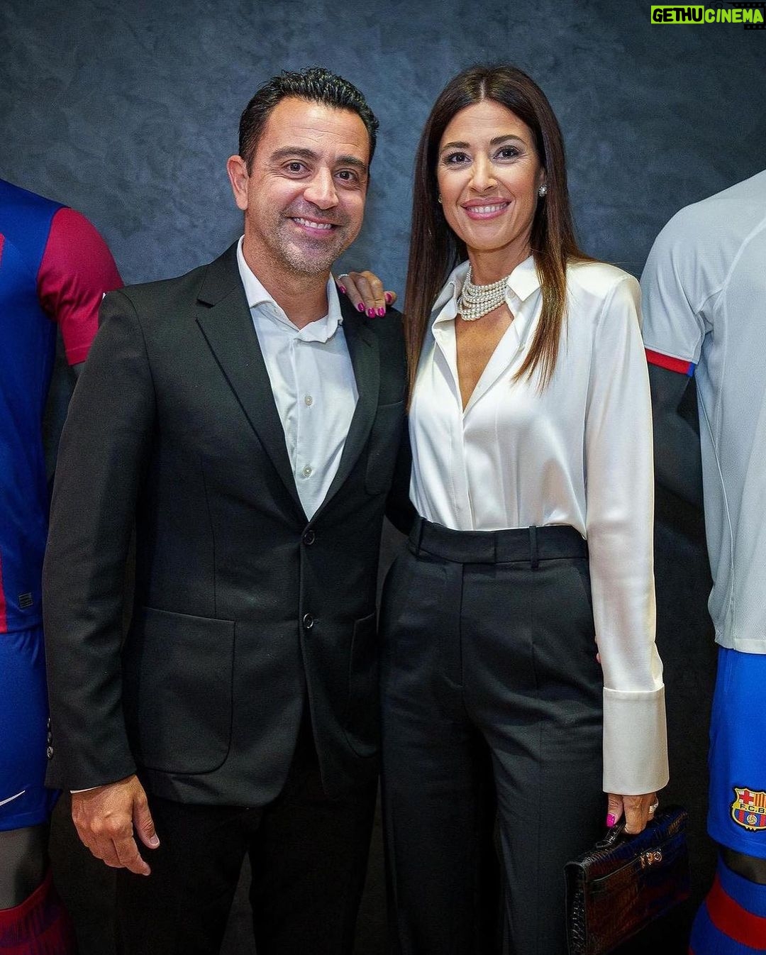 Xavi Hernández Instagram - Moltes Felicitats carinyo! Ets la meva vida! T’estimo infinit i per sempre! 😍❤️👨👩👧👦 #semprejunts @nuriacunillera81