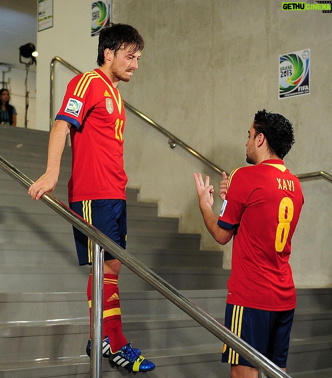 Xavi Hernández Instagram - Muchísimas felicidades por tu espectacular carrera amigo. ¡Dejas un legado personal y profesional insuperable! Gracias por todo lo que has dado al fútbol. Mucha suerte en tu nueva etapa, a ti y a tu familia @david21lva #elmago