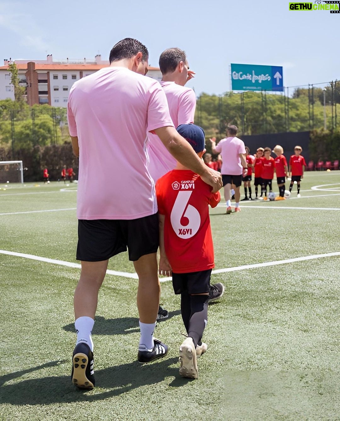 Xavi Hernández Instagram - Amb gran satisfacció i alegria, donem per finalitzada l'especial 25a edició del Campus Xavi. Hem viscut moments inoblidables, aprenentatge intens i somnis futbolístics fets realitat. Volem agrair als participants, patrocinadors i a tots els que han contribuït a aquesta experiència única. Fins aviat, Campus Xavi! 2️⃣5️⃣🎂 #CampusXavi #25aEdició #ExperiènciaInoblidable #SomnisFutbolistics #FinsAviat ___ Con gran satisfacción y alegría, damos por finalizada la especial 25 edición del Campus Xavi. Hemos vivido momentos inolvidables, intenso aprendizaje y sueños futbolísticos hechos realidad. Queremos dar las gracias a los participantes, patrocinadores y a todos los que han contribuido a esta experiencia única. ¡Hasta pronto, Campus Xavi! 2️⃣5️⃣🎂 ___ With great satisfaction and joy, we end the special 25th edition of the Campus Xavi. We have lived unforgettable moments, intense learning and football dreams come true. We want to thank the participants, sponsors and everyone who has contributed to this unique experience. See you soon, Campus Xavi! 2️⃣5️⃣🎂