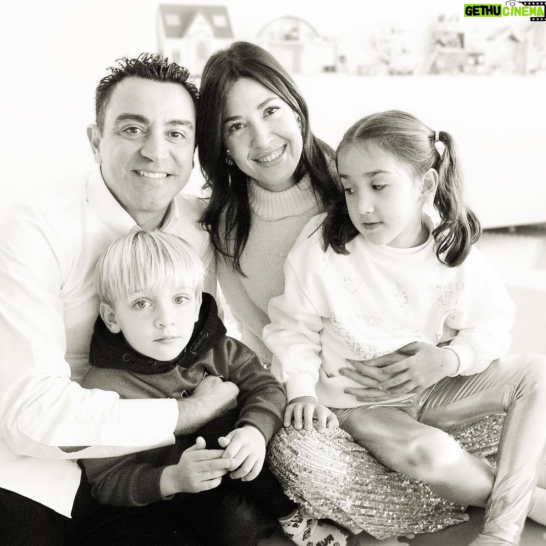 Xavi Hernández Instagram - Moltes Felicitats carinyo!! 10 anys de màxima felicitat al teu costat! T’estimo moltíssim @nuriacunillera81 ❤️😍👨👩👧👦 #semprejunts #igualment