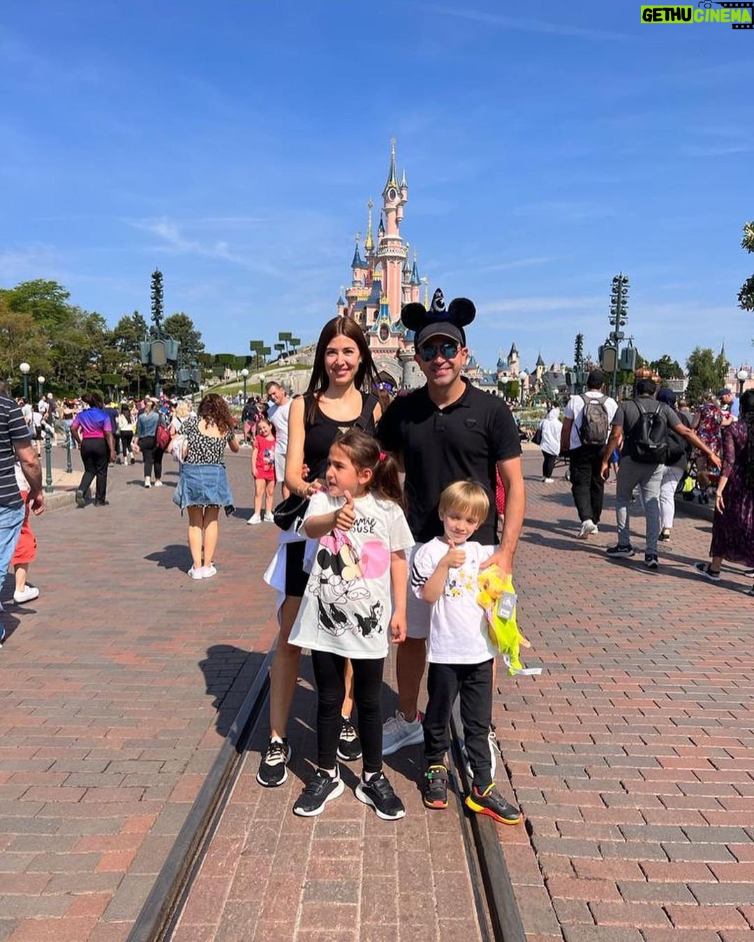 Xavi Hernández Instagram - Quina fantàstica experiència visitar @disneylandparis per primera vegada! Tornarem🔝❤️🎉 #disneylandparis30 ___ ¡Qué fantástica experiencia visitar @disneylandparis por primera vez! Volveremos🔝❤️🎉 #disneylandparis30 ___ What a fantastic experience visiting @disneylandparis for the first time! We‘ll be back 🔝❤️🎉 #disneylandparis30