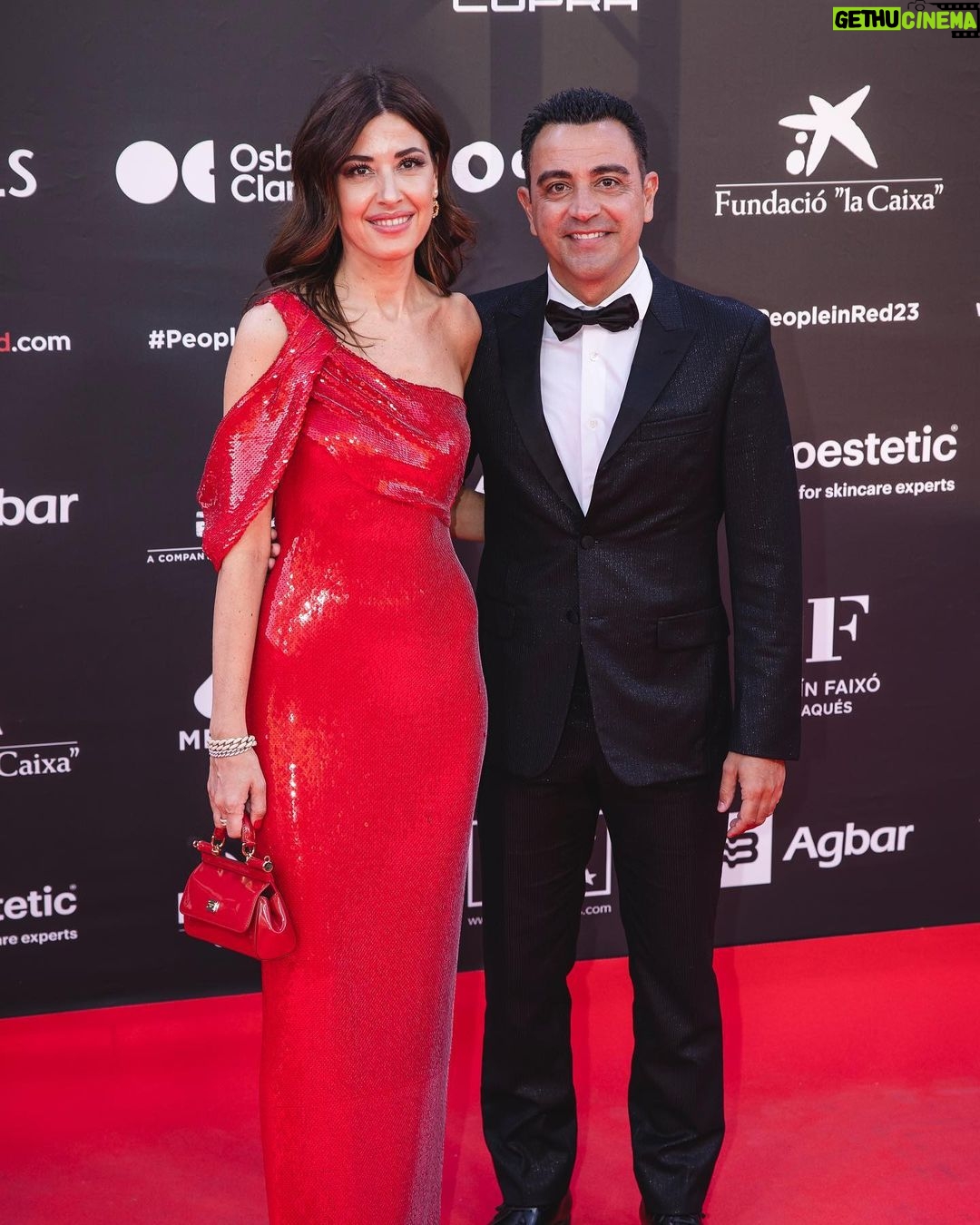 Xavi Hernández Instagram - Va ser un plaer assistir ahir a la gala @peopleinredgala i donar suport al doctor @bonaventura_clotet en la lluita contra les enfermetats infeccioses. Una nit de descobriments, retrobaments i bons amics. Sens dubte una nit per recordar! #PeopleInRed23 ___ Fue un placer acudir ayer a la gala @peopleinredgala y apoyar al doctor @bonaventura_clotet y a su equipo, en la lucha contra las enfermedades infecciosas. Una noche de descubrimientos, de reencuentros y de buenos amigos. Sin duda una noche para el recuerdo! #PeopleInRed23