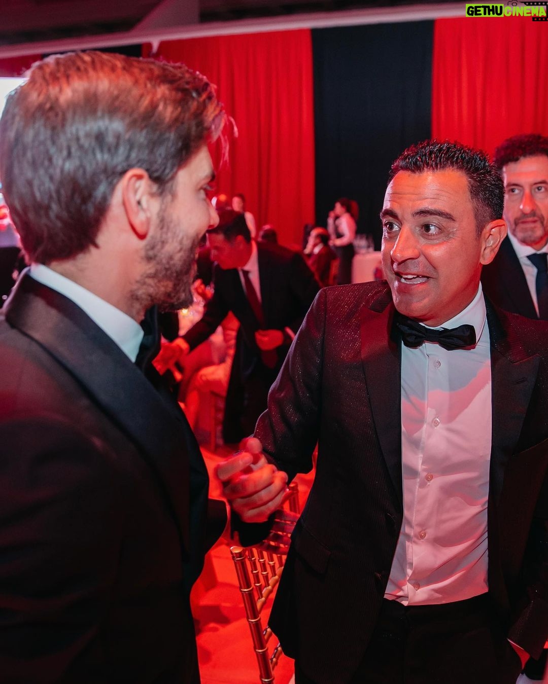 Xavi Hernández Instagram - Va ser un plaer assistir ahir a la gala @peopleinredgala i donar suport al doctor @bonaventura_clotet en la lluita contra les enfermetats infeccioses. Una nit de descobriments, retrobaments i bons amics. Sens dubte una nit per recordar! #PeopleInRed23 ___ Fue un placer acudir ayer a la gala @peopleinredgala y apoyar al doctor @bonaventura_clotet y a su equipo, en la lucha contra las enfermedades infecciosas. Una noche de descubrimientos, de reencuentros y de buenos amigos. Sin duda una noche para el recuerdo! #PeopleInRed23