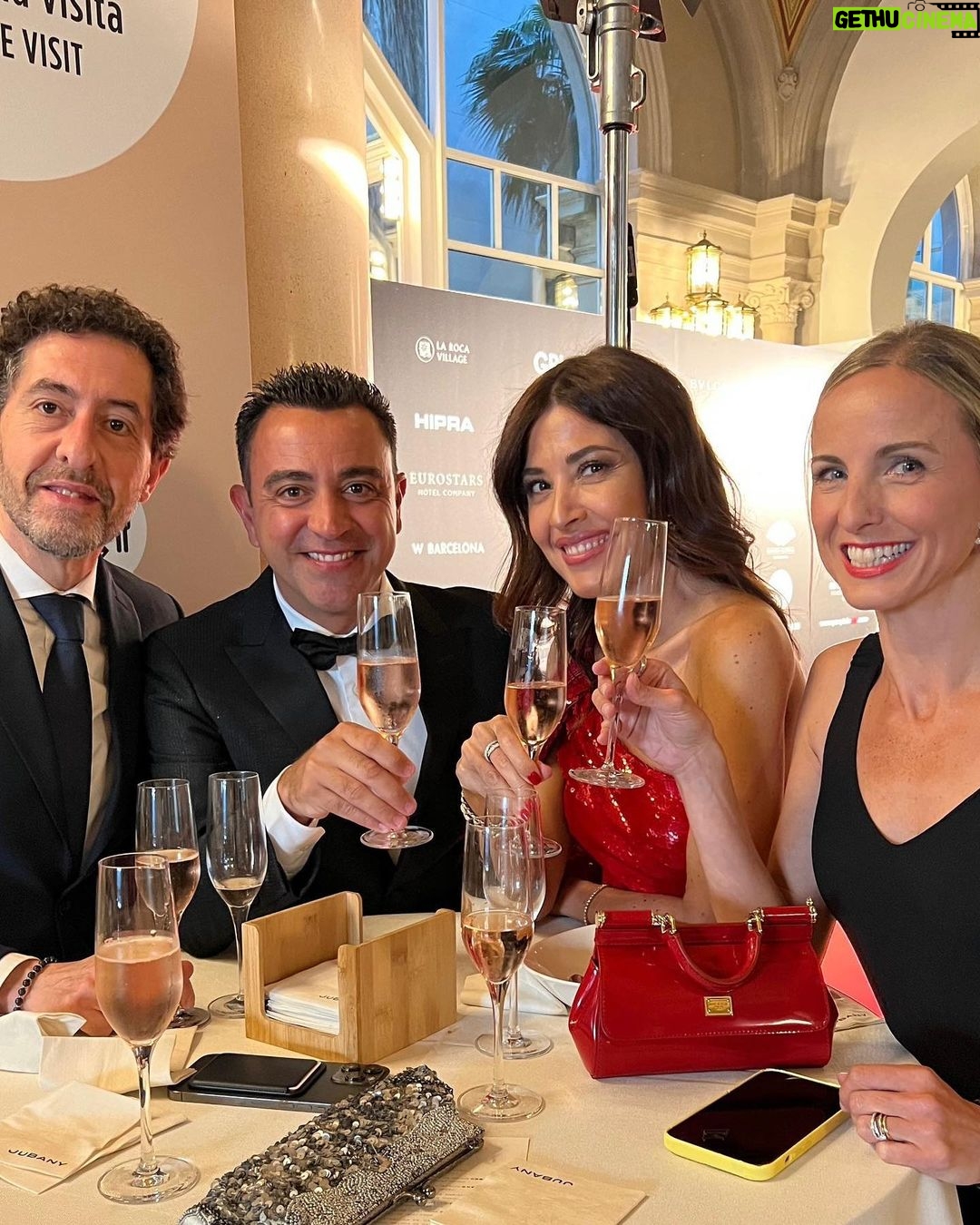 Xavi Hernández Instagram - Va ser un plaer assistir ahir a la gala @peopleinredgala i donar suport al doctor @bonaventura_clotet en la lluita contra les enfermetats infeccioses. Una nit de descobriments, retrobaments i bons amics. Sens dubte una nit per recordar! #PeopleInRed23 ___ Fue un placer acudir ayer a la gala @peopleinredgala y apoyar al doctor @bonaventura_clotet y a su equipo, en la lucha contra las enfermedades infecciosas. Una noche de descubrimientos, de reencuentros y de buenos amigos. Sin duda una noche para el recuerdo! #PeopleInRed23