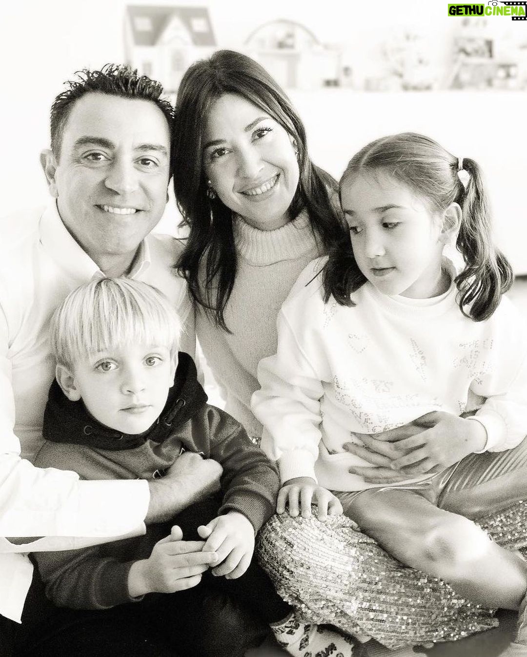 Xavi Hernández Instagram - Moltíssimes Felicitats princesa Àsia! Gràcies per ensenyar-nos tant i fer-nos tan feliços! T’estimo infinit petita! Per molts anys!!!😘❤️🎉. @nuriacunillera81 #semprejunts #7anyets