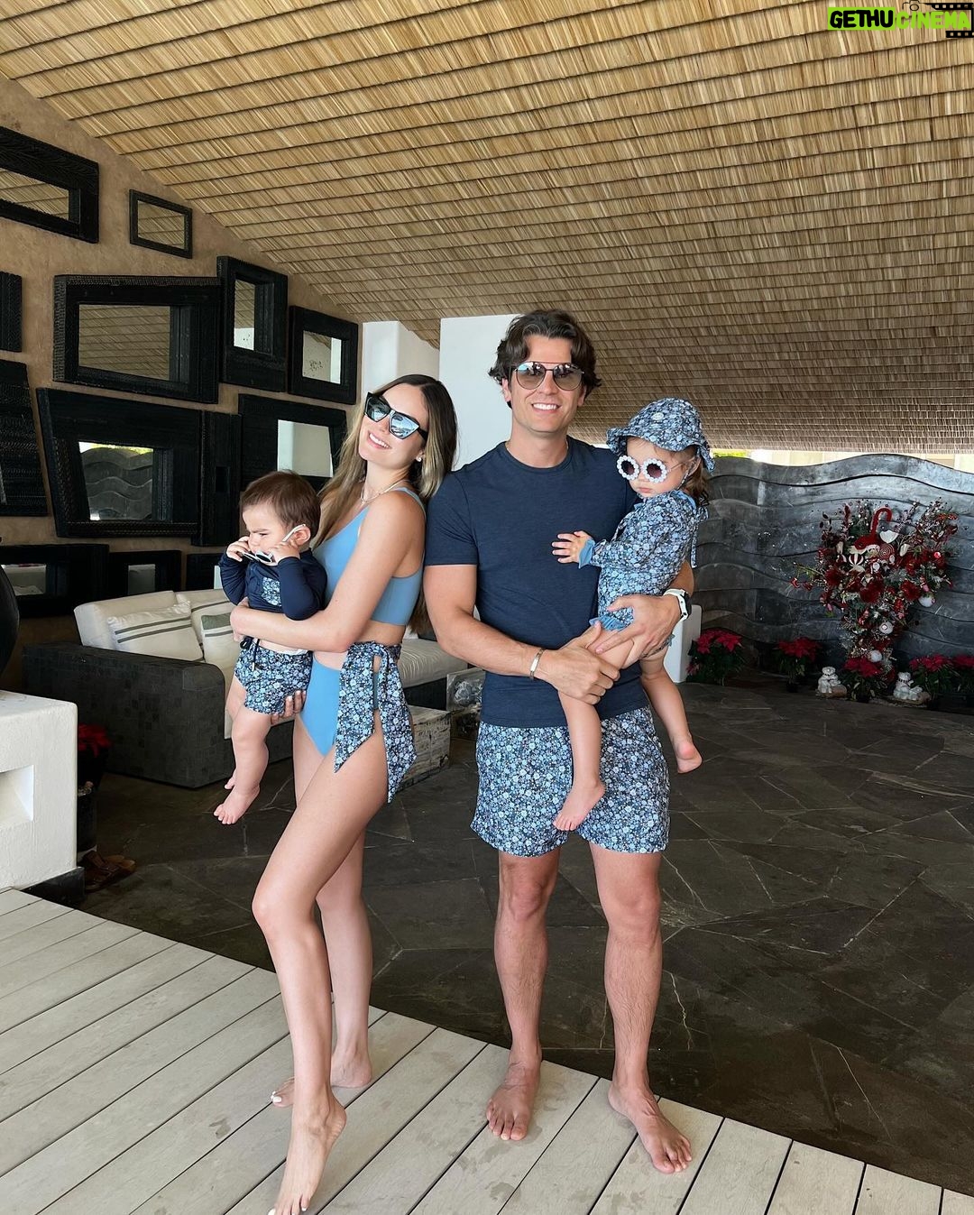 Ximena Navarrete Instagram - Día 365 …. lo mejor de diciembre y de todo el año es tener a todos los integrantes de mi familia sana y unida. Gracias Dios por un año más …. Lo mejor para todos ustedes que me siguen por aquí, que venga un 2024 en donde todos tus deseos se cumplan .