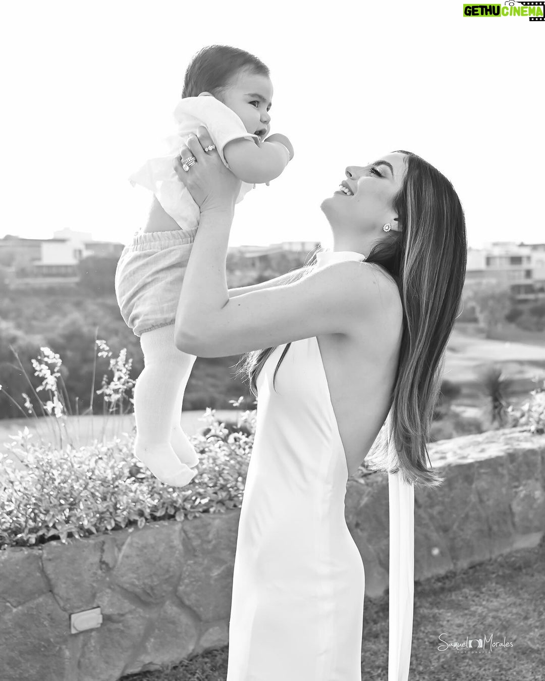 Ximena Navarrete Instagram - Día 365 …. lo mejor de diciembre y de todo el año es tener a todos los integrantes de mi familia sana y unida. Gracias Dios por un año más …. Lo mejor para todos ustedes que me siguen por aquí, que venga un 2024 en donde todos tus deseos se cumplan .