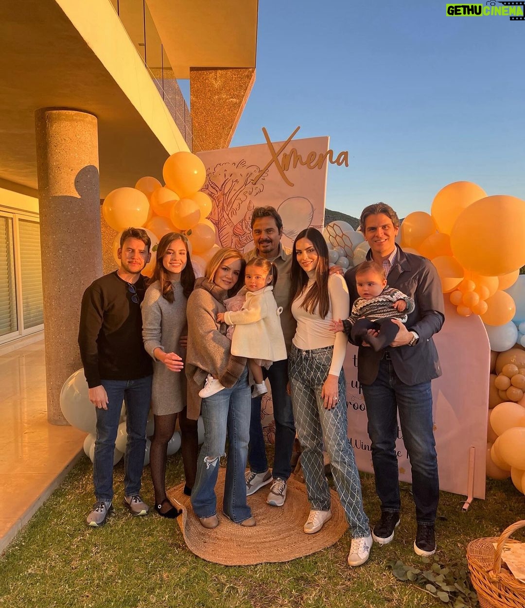 Ximena Navarrete Instagram - Happy birthday Abu bombón !!! Te amamos con todo el corazón …. Que cumplas muchísimos más siempre feliz y con salud ♾️🫶🏻 !!!!!! Hoy es el cumple de Don Charles a quien ahora Xime le dice bombón y ya así se le quedó su nuevo apodo 😂 🥂