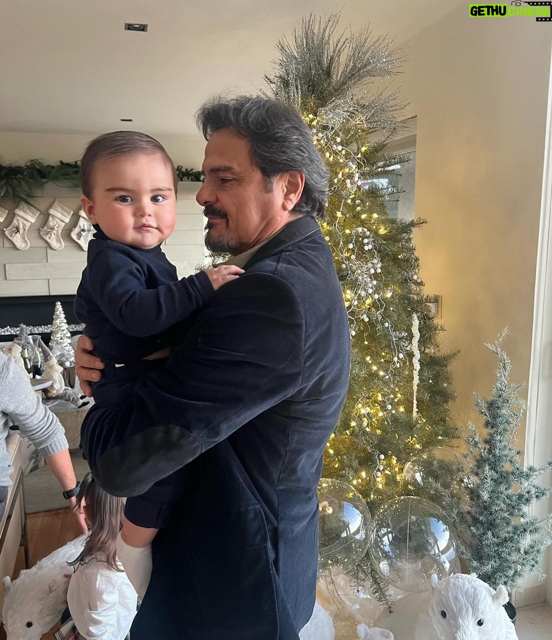 Ximena Navarrete Instagram - Happy birthday Abu bombón !!! Te amamos con todo el corazón …. Que cumplas muchísimos más siempre feliz y con salud ♾️🫶🏻 !!!!!! Hoy es el cumple de Don Charles a quien ahora Xime le dice bombón y ya así se le quedó su nuevo apodo 😂 🥂